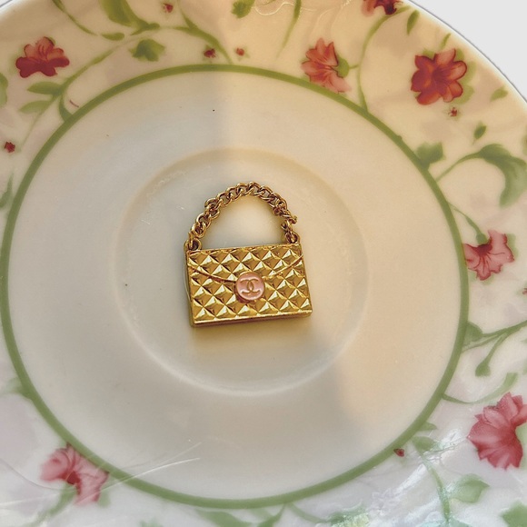 𝐌𝐈𝐍𝐈 𝐂𝐇𝐀𝐍𝐄𝐋 𝐂𝐇𝐀𝐑𝐌 - Picture 2 of 5